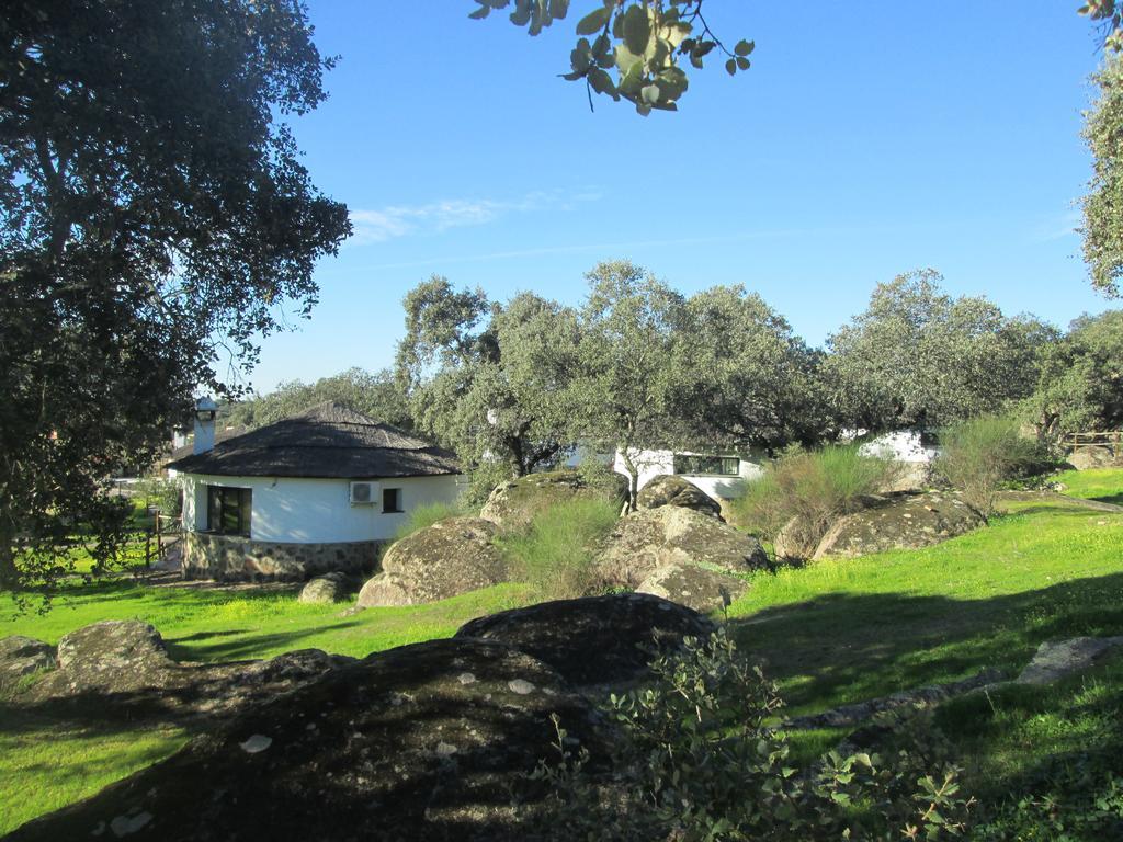 Chozos De La Dehesa Aparthotel La Roca de la Sierra ภายนอก รูปภาพ